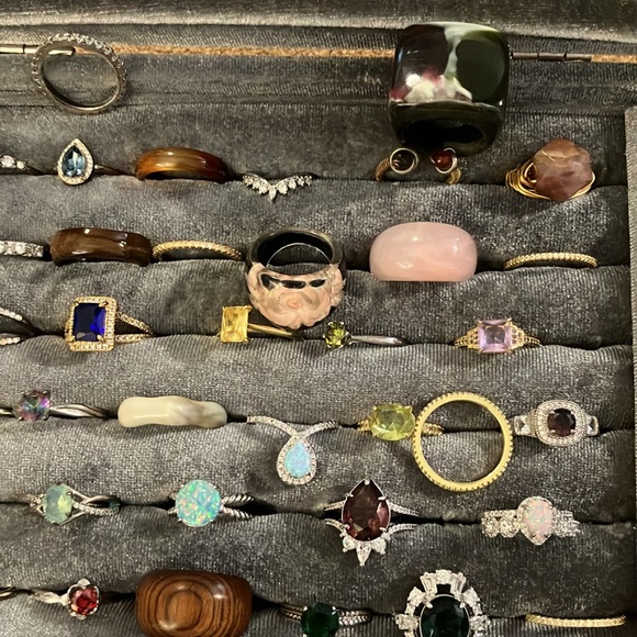 Lot of 36 ladies assorted rings, assorted sizes with ring holder - Picture 3 of 3